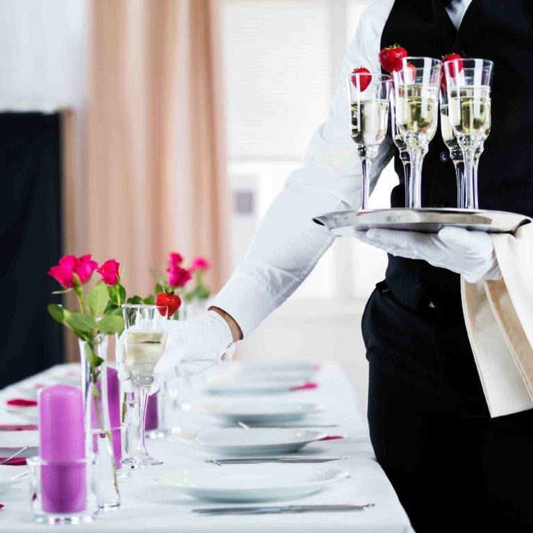 Этикет официанта: главные правила поведения с посетителями и коллегами, распространенные ошибки
