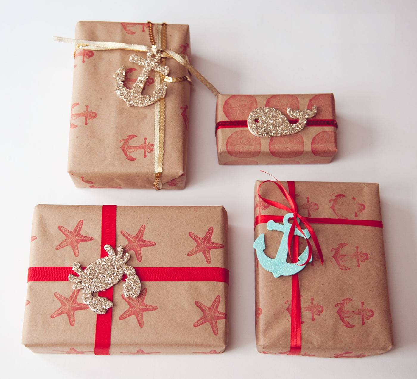 Завернуть прямоугольный подарок. Идеи упаковки подарков. Упаковка коробок в подарочную бумагу. Подарочная бумага для упаковки подарков. Упаковка подарка в бумагу без коробки.