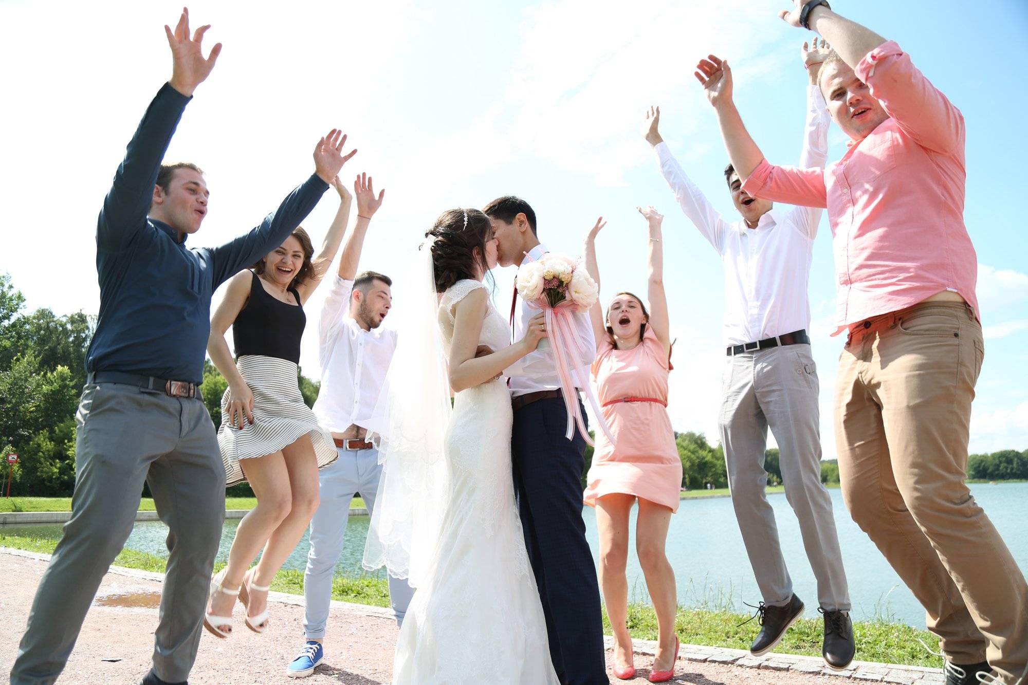 Чем развлечь гостей: 5 идей для летней свадьбы