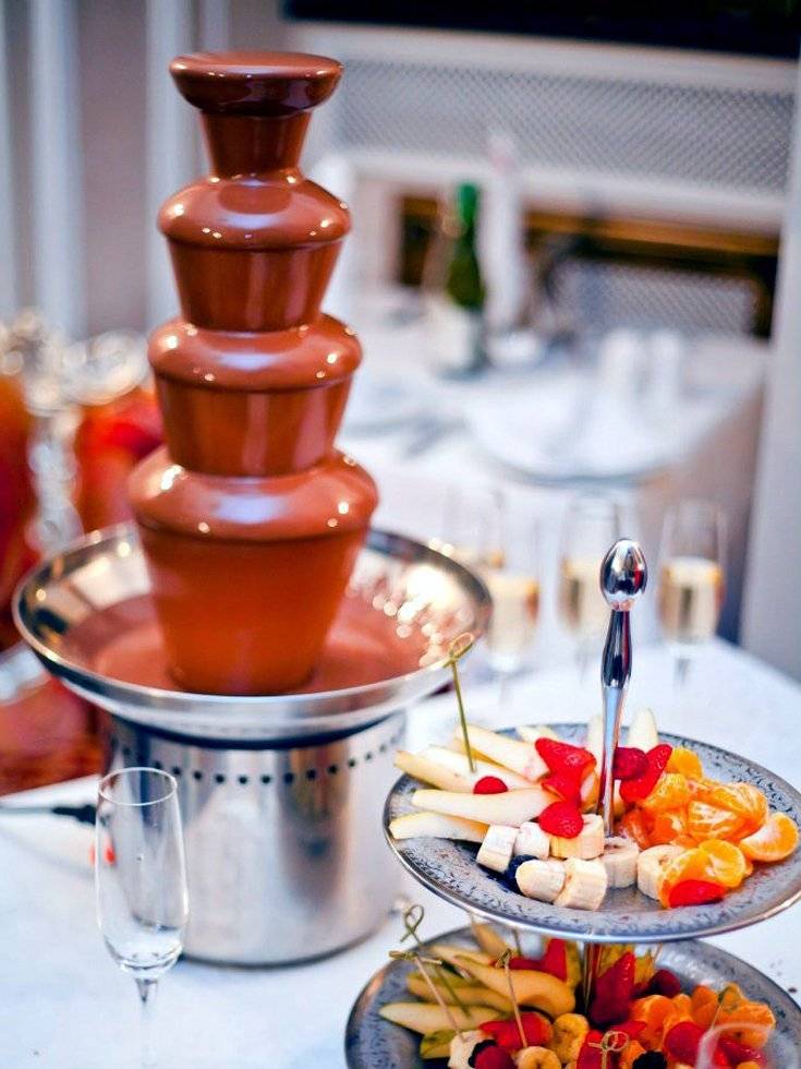 Шоколадный фонтан на свадьбе: 6 вариантов включить это лакомство в торжество
