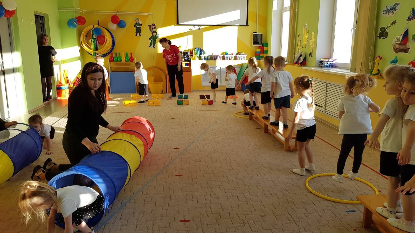 Занятие развлечение. Активные игры для детей. Физкультурные занятия в детском саду. Занятия в садике. Эстафеты для детей детский садик.