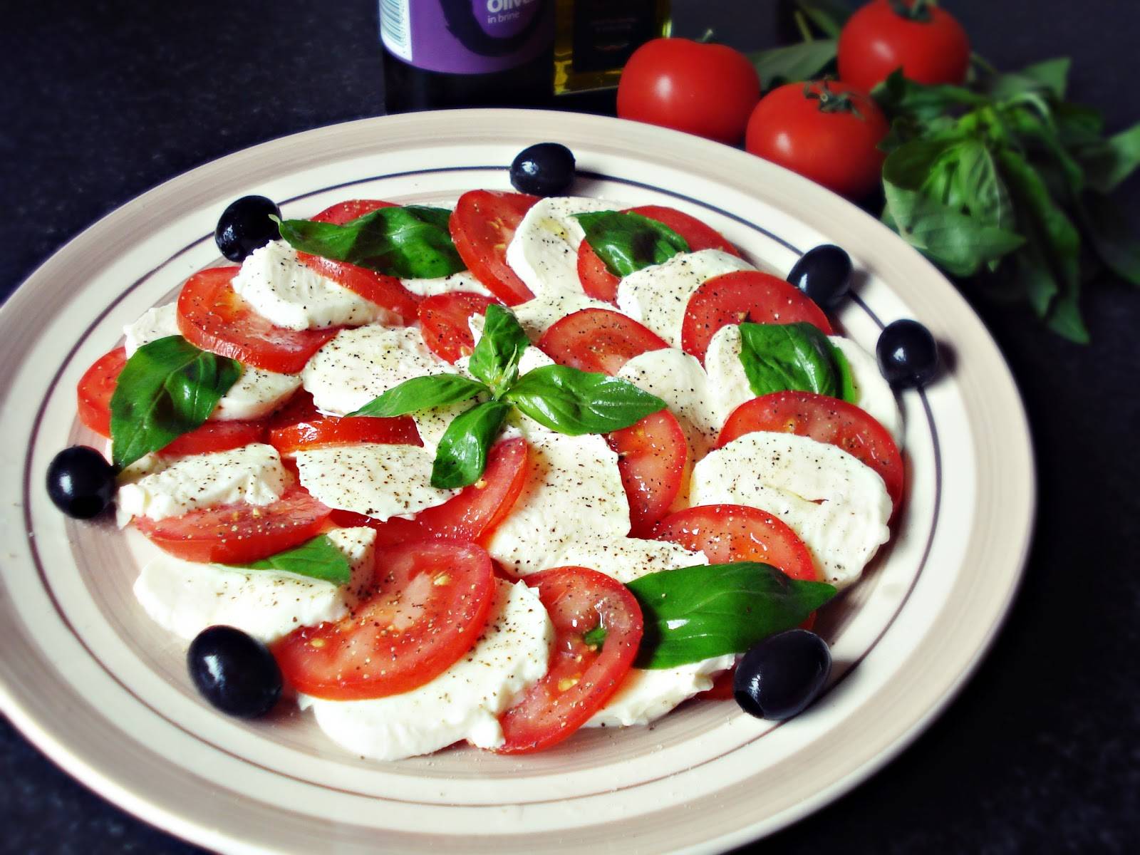 Итальянский салат капрезе: классический рецепт с соусом песто и моцареллой, состав, калорийность