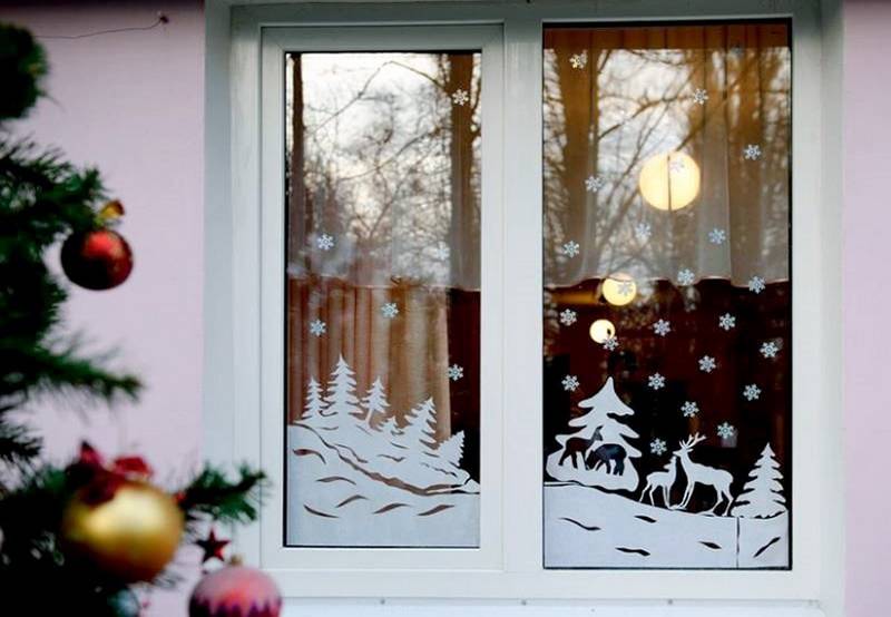 Как украсить окна на новый год 2022 — фото идеи украшения с помощью наклеек, трафаретов и росписи