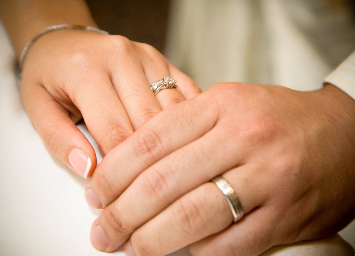 На какой руке носят обручальное кольцо: традиции и значение