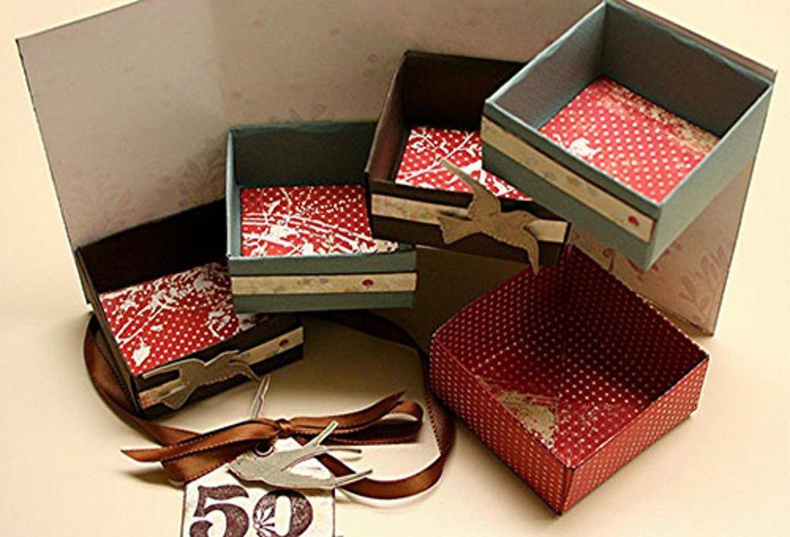Подарок собранный своими руками. Коробочка для подарка. Красивые коробки для подарков. Украшение коробки для подарка. Коробки из картона для подарков.