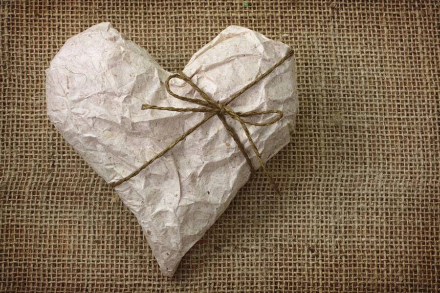 Что дарить на бумажную свадьбу: выбираем практичные и недорогие подарки на 2 годовщину совместной жизни супругов