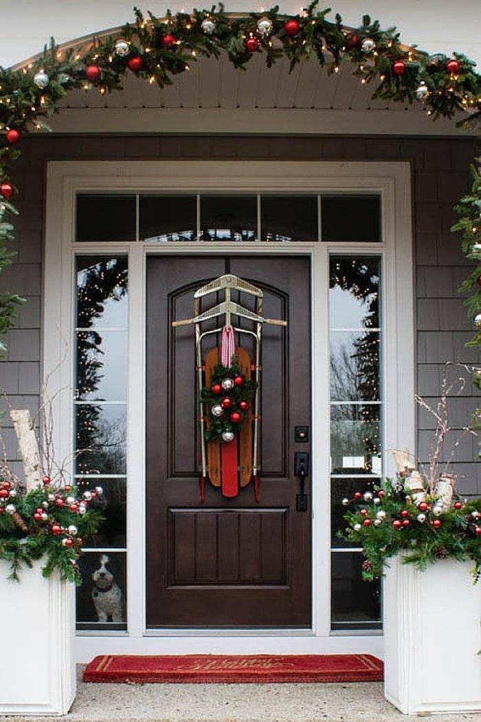 Новогоднее украшение двери — фото