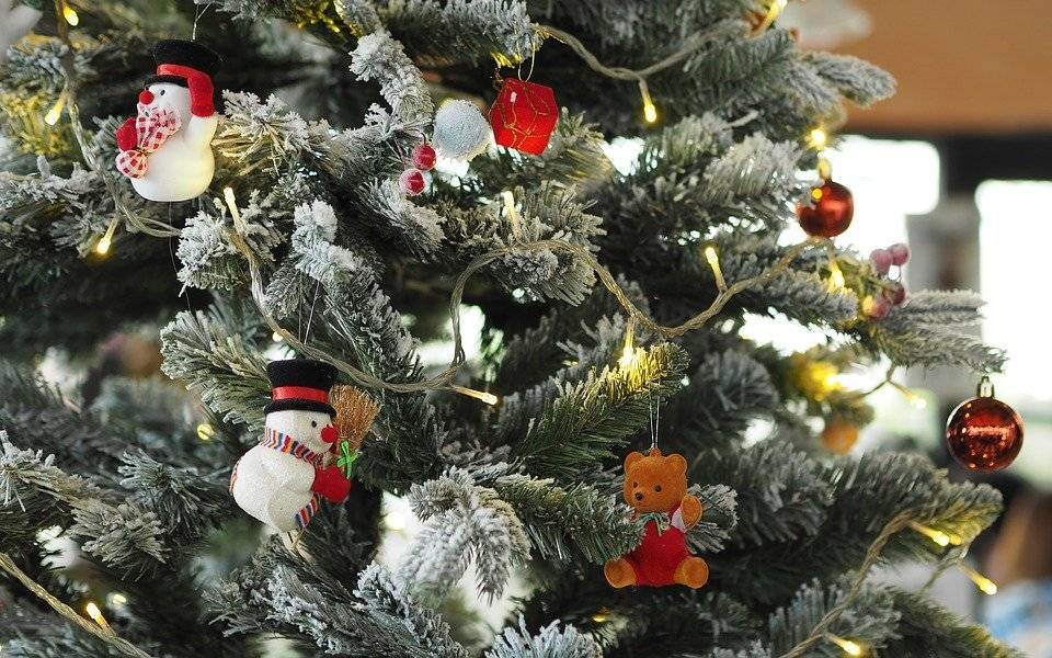 Как украсить елку на Новый год: цвет, стиль, материалы