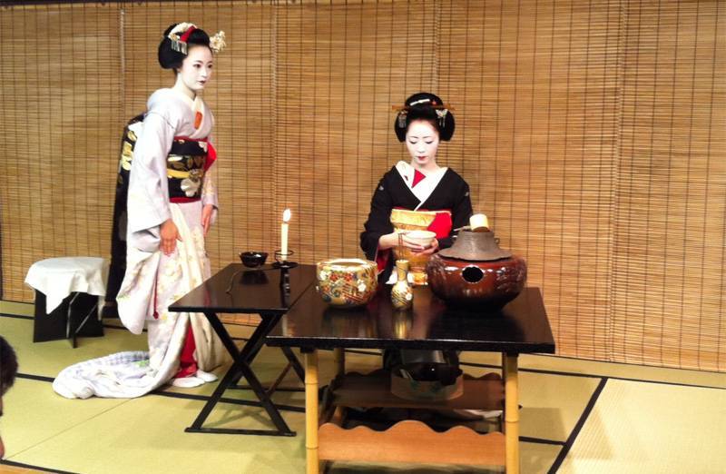 Костюмированное новогоднее поздравление от "Японской гейши" .