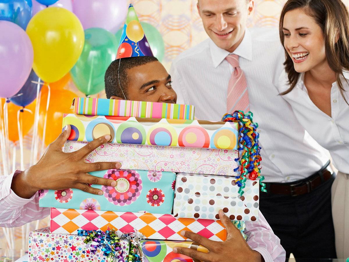 Подарок сюрприз поздравление с днём рождения, 50 идей, любимому, подруге, маме, мужу, жене, ребенку. какие сюрпризы можно преподнести на день рождения. статья о сюрпризах на день рождения для близких и родных