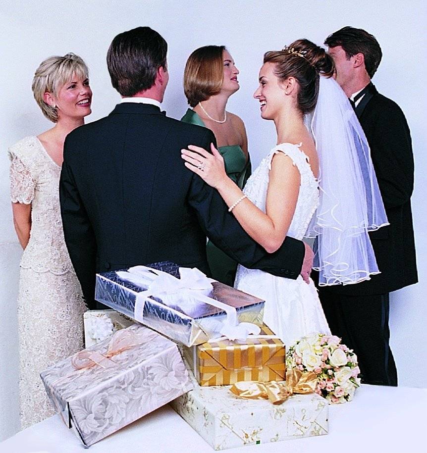 Подарок на свадьбу ? что дарят родители жениха невесте, маме, родственникам