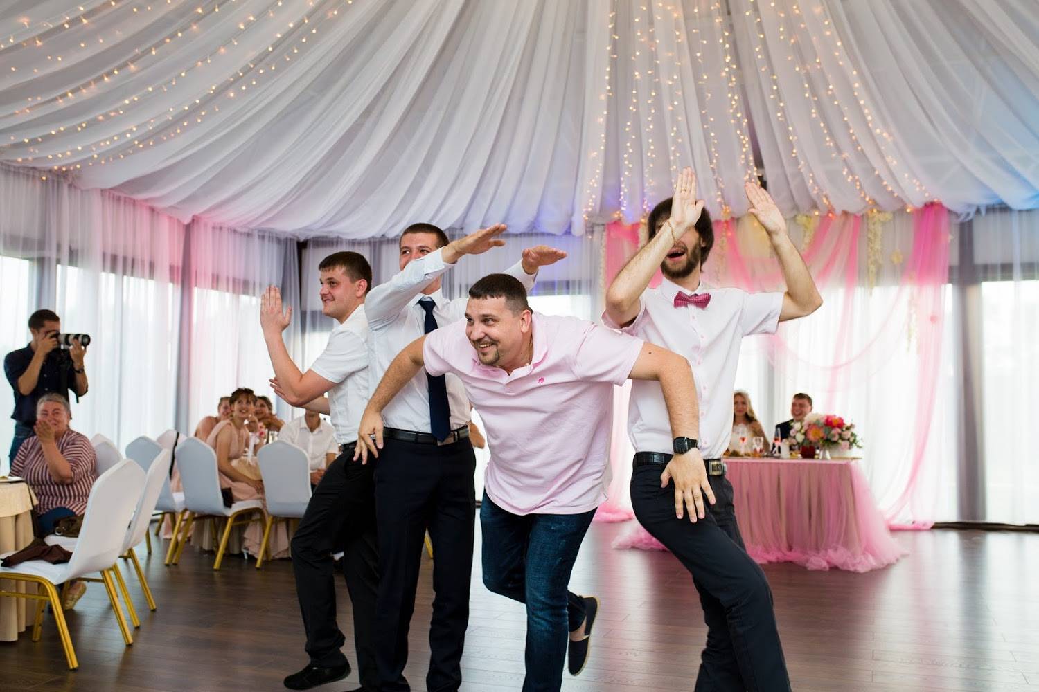 Флешмоб на свадьбах — самая яркая идея сюрприза от друзей