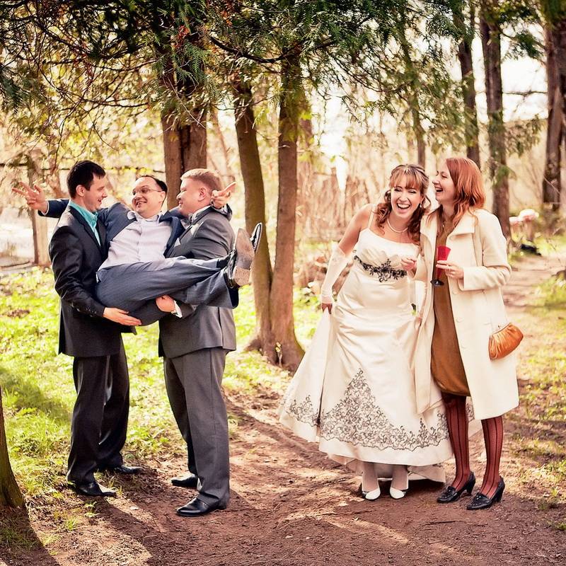 Что должен делать свидетель на свадьбе для молодожен?