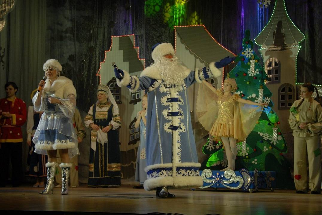 Школьный спектакль "Новогоднее приключение Деда Мороза или история с телепортацией"
